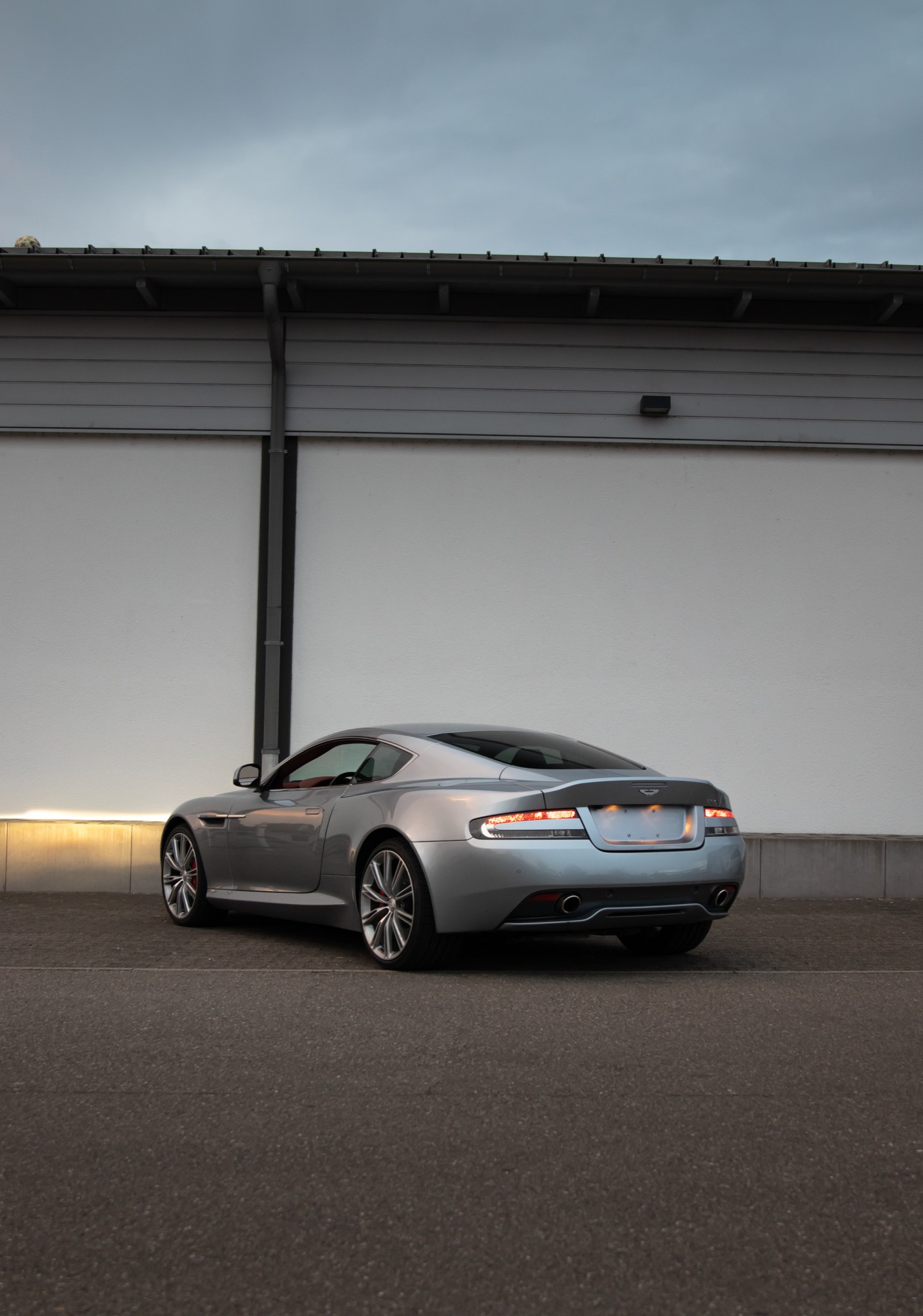 Aston Martin DB9 V12 Heckansicht – Sportwagen mieten Stuttgart