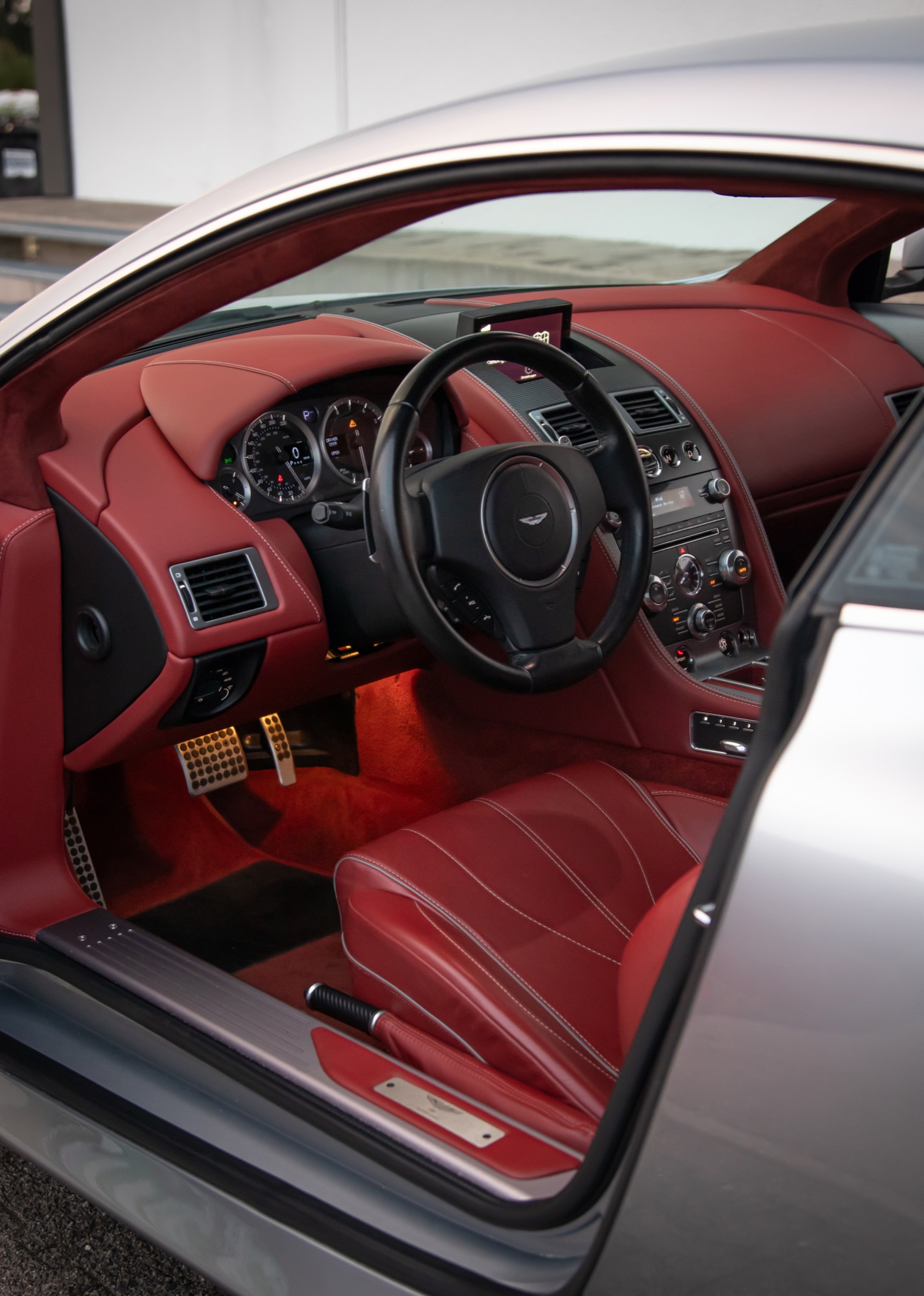 Aston Martin DB9 V12 Innenraum in Rot – Sportwagen mieten Stuttgart