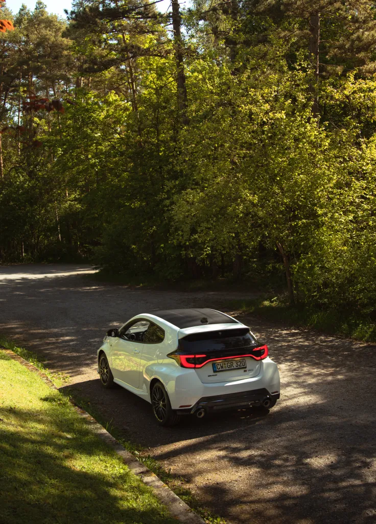 Toyota GR Yaris Heckansicht am Waldweg – Sportwagen mieten Stuttgart