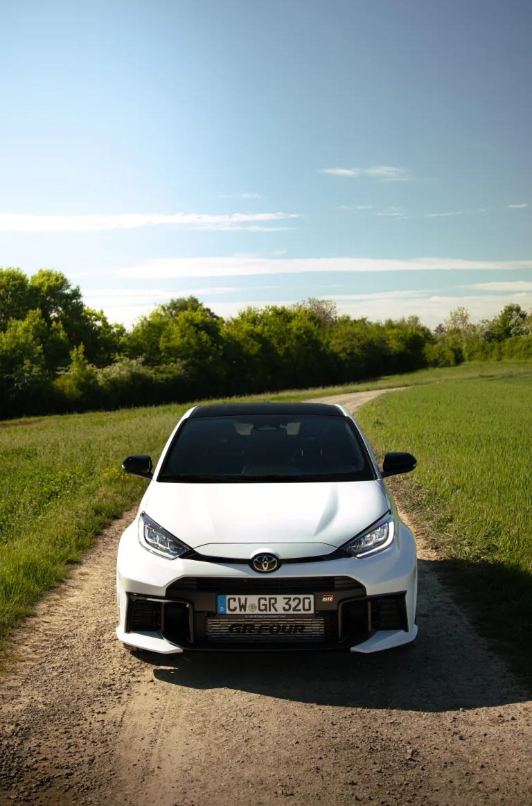 Toyota GR Yaris Dreiviertel-Front von oben – Sportwagen mieten Stuttgart