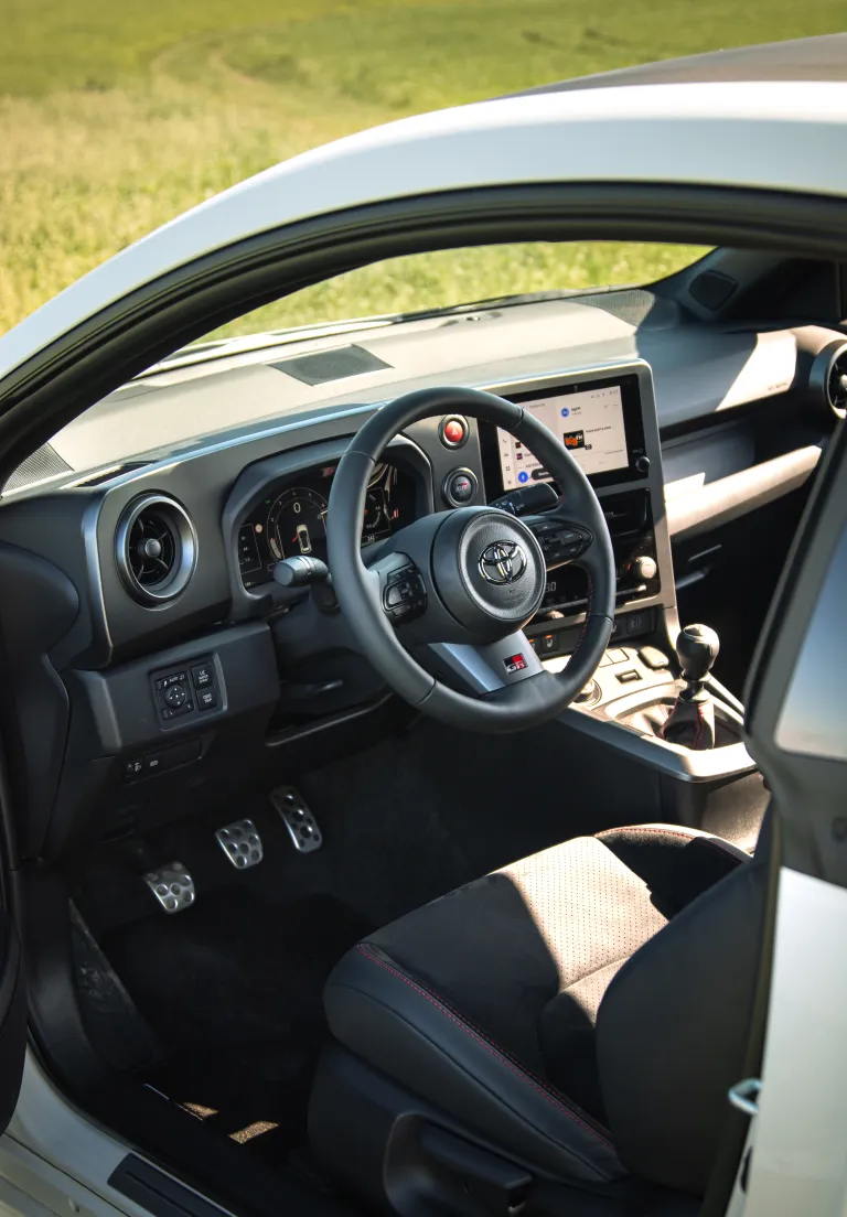 Toyota GR Yaris Cockpit mit Lenkrad und Schaltknauf – Sportwagen mieten Stuttgart